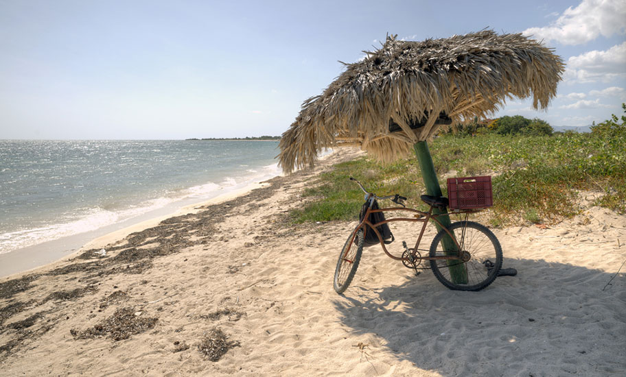 Kuba Veloferien buchen Kuba Veloferien Strand Sonnenschirm Angebot