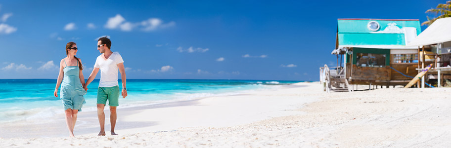 Flitterwochen Anguilla Strand Badehosen Bikini Paar