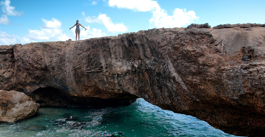 Aruba Badeurlaub natürlich Brücke aus Felsen mit Frau