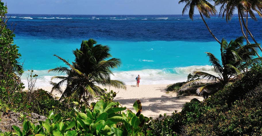 Barbados Honeymoon Flitterwochen Paar an einsamen Strand