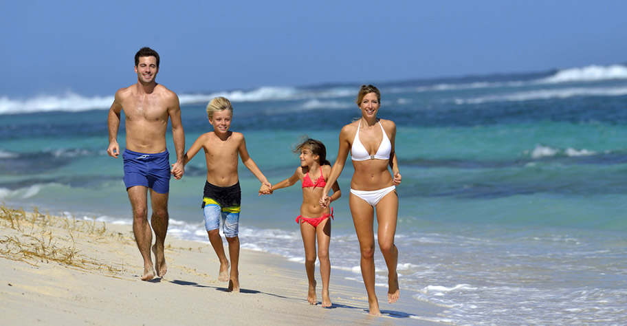 Familie Guadeloupe Strand Eltern Kinder Spass Rennen