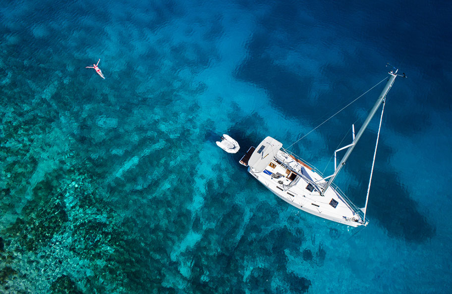 Karibik Segelschiffkreuzfahrt, Frau im Meer Aerial Aufnahme