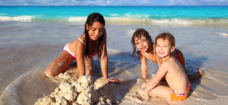 Kinder Strand spielen Sand St. Lucia Familienhotel