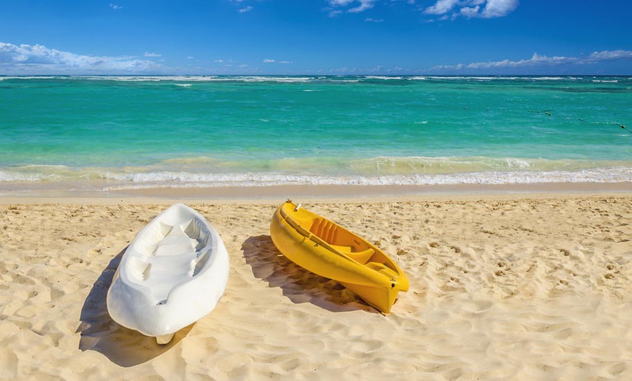 Nevis Badeferien Strand türkis mit zwei Kanus