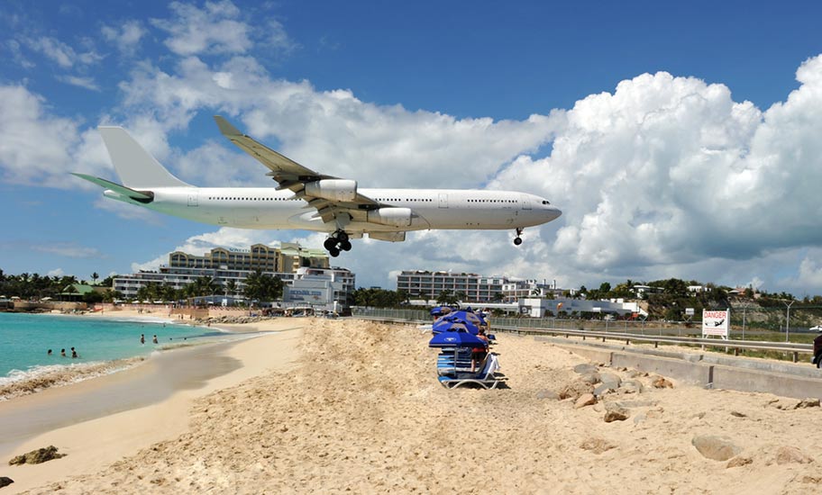 St. Martin Maho Beach Flugzeug tief