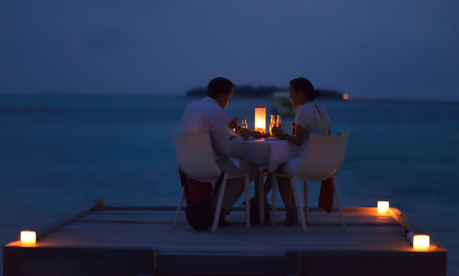 St. Barth Flitterwochen Paar Candle Light Dinner Strand