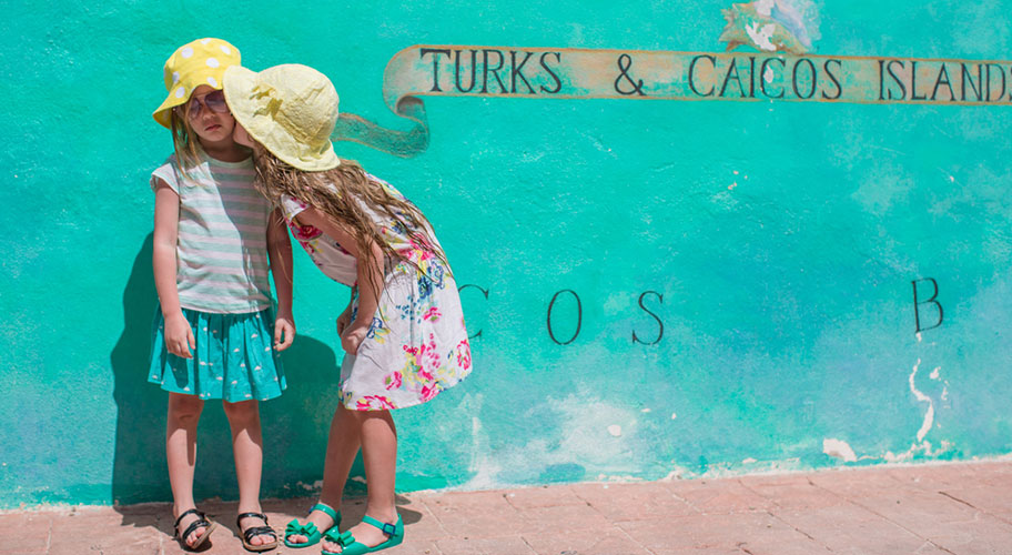 Turks Caicos Ferien mit Kindern Mädchen Spass